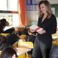 Valerie Trierweiler lit la dictée d'ELA dans l'école de son enfance Paul-Valéry à Angers, le 18 octobre 2013.