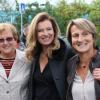 Valerie Trierweiler entourée de ses deux institutrices dont Lydia Tombini-Kérébel (à droite) dans l'école de son enfance Paul-Valéry à Angers, le 18 octobre 2013.