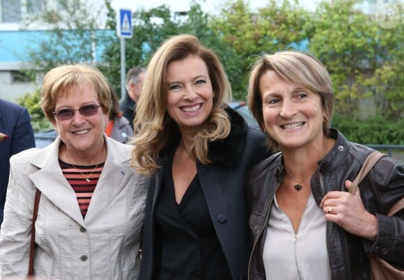 Valerie Trierweiler entourée de ses deux institutrices dont Lydia Tombini-Kérébel (à droite) dans l'école de son enfance Paul-Valéry à Angers, le 18 octobre 2013.