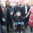 Tom, 8 ans, atteint d'une leucodystrophie, avec Valérie Trierweiler à l'école Paul-Valéry d'Angers, le 18 octobre 2013.