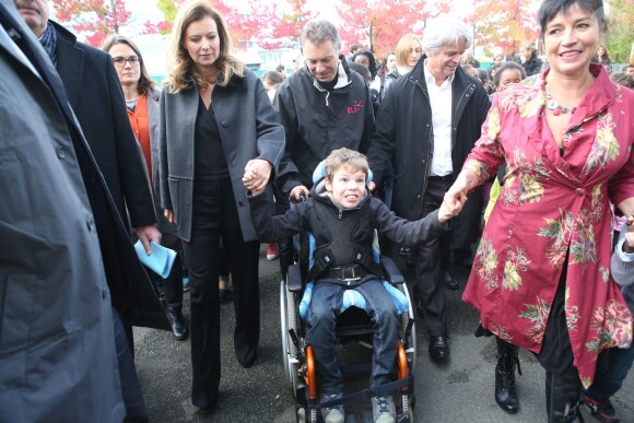 Tom, 8 ans, atteint d'une leucodystrophie, avec Valérie Trierweiler à l'école Paul-Valéry d'Angers, le 18 octobre 2013.