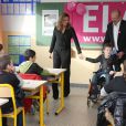 Valérie Trierweiler et Tom se préparent pour la dictée d'Ela à l'école Paul-Valéry d'Angers, le 18 octobre 2013.