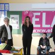 Valerie Trierweiler lit la dictée d'ELA dans l'école de son enfance Paul-Valéry à Angers, le 18 octobre 2013.
