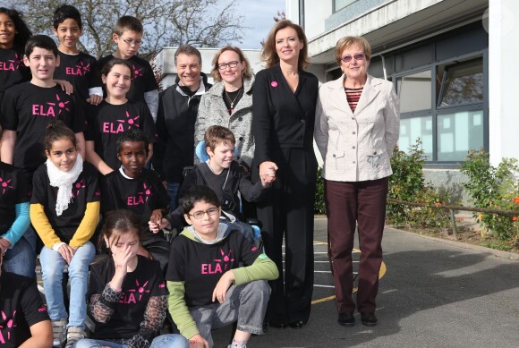 Valerie Trierweiler et les élèves de l'école Paul-Valéry à Angers sont motivés pour l'opération Mets tes baskets d'ELA, le 18 octobre 2013. 