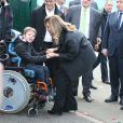 Tom, 8 ans, atteint d'une leucodystrophie, avec Valérie Trierweiler et Guy Alba, président et fondateur de l'association ELA à l'école Paul-Valéry d'Angers, le 18 octobre 2013.