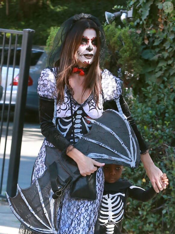 La comédienne Sandra Bullock et son fils Louis, deguisés, se rendent à une fête d'Halloween à Los Angeles, le 19 octobre 2013.