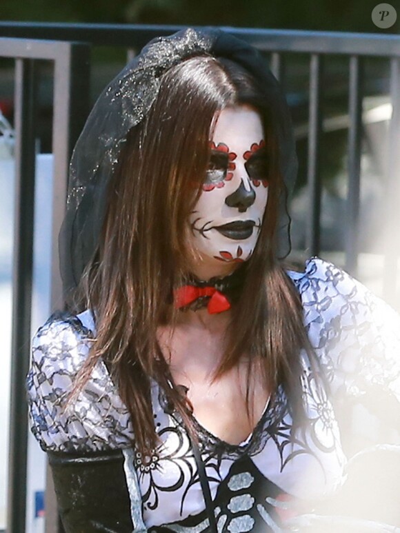Sandra Bullock et son fils Louis, deguisés, se rendent à une fête d'Halloween à Los Angeles, le 19 octobre 2013.