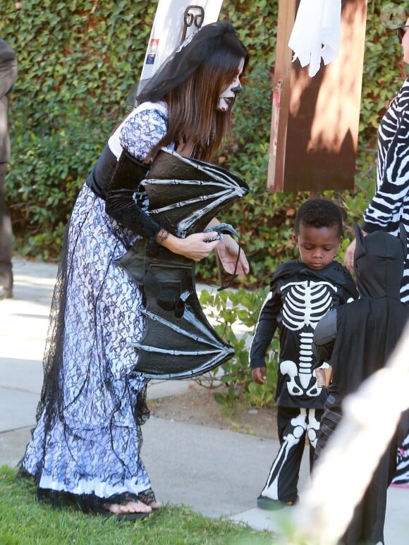 Sandra Bullock et son fils Louis (3 ans), deguisés, se rendent à une fête d'Halloween à Los Angeles, le 19 octobre 2013.