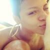 Rihanna, reine du selfie, a posté un nouveau portrait pris dans son bain.