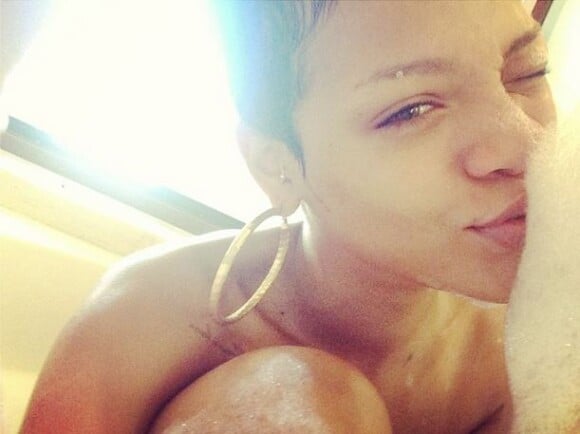 Rihanna, reine du selfie, a posté un nouveau portrait pris dans son bain.