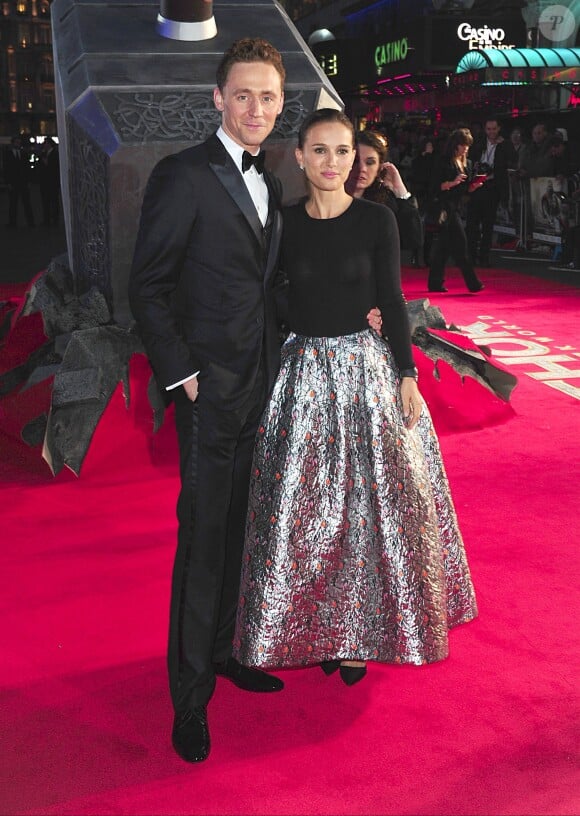 Tom Hiddleston et Natalie Portman, lors de l'avant-première du film Thor : Le Monde des ténèbres, le 22 octobre 2013 à Londres