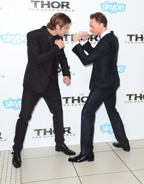 Chris Hemsworth et Tom Hiddleston, lors de l'avant-première du film Thor : Le Monde des ténèbres, le 22 octobre 2013 à Londres
