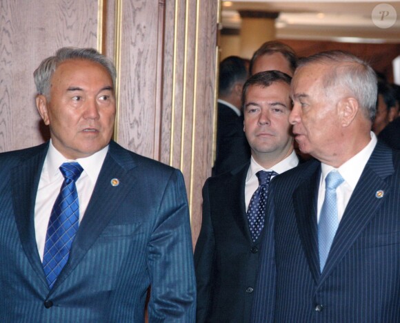 Nursultan Nazarbayev, Dmitry Medvedev et Islam Karimov (à gauche) lors d'une rencontre dans le cadre du Shanghai Cooperation Organization au Somon Palace à Dushanbe, Tajikistan, le 28 août 2008.