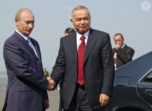 Vladimir Poutin et Islam Karimov, lors d'une rencontre dans le cadre du Shanghai Cooperation Organization's Peace Mission 2007, en Russie, le 17 août 2007.