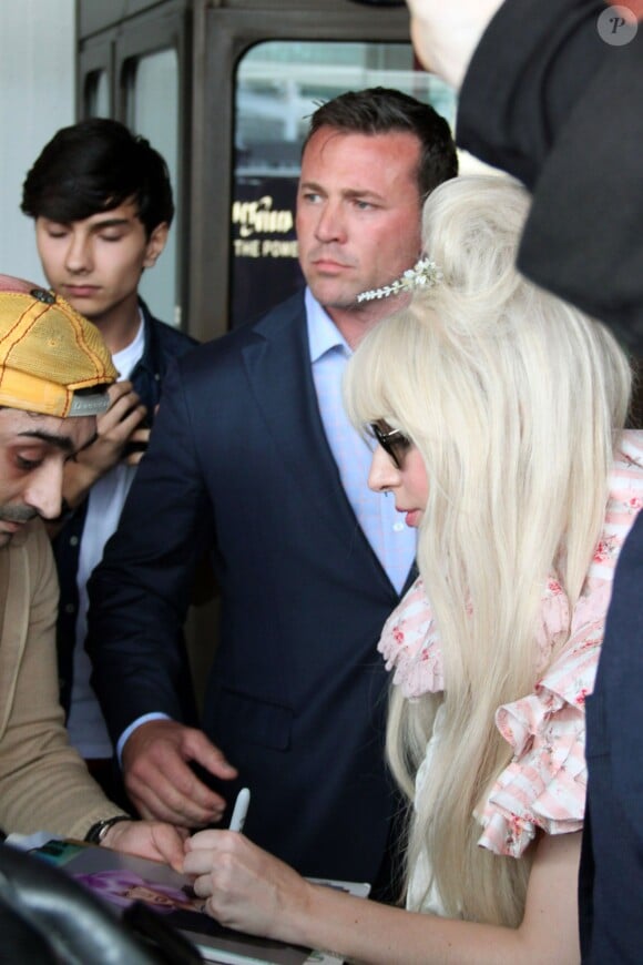 La chanteuse Lady Gaga signe des autographes à l'aéroport Berlin-Tegel en Allemagne, le 23 octobre 2013.