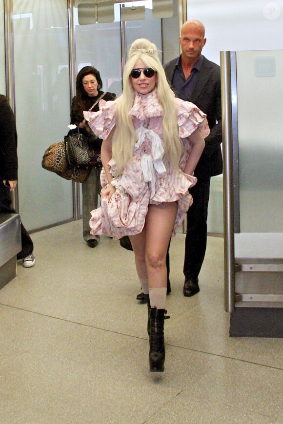 La chanteuse Lady Gaga à l'aéroport Berlin-Tegel en Allemagne, le 23 octobre 2013.