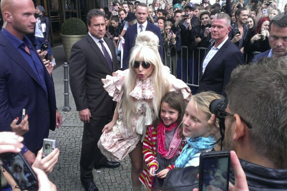 La chanteuse Lady Gaga saluée par ses fans à l'aéroport Berlin-Tegel en Allemagne, le 23 octobre 2013.