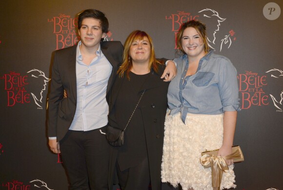 Michèle Bernier avec son fils Enzo et sa fille Charlotte à la générale de la comédie musicale "La Belle et la Bête" au Théâtre Mogador à Paris, le 24 octobre 2013.