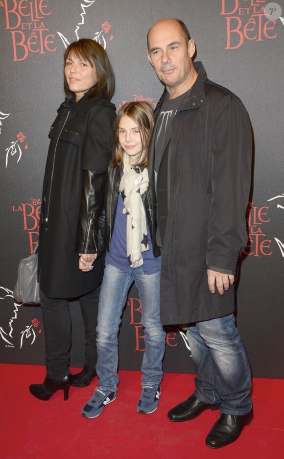 Bernard Campan avec sa femme Anne et leur fille à la générale de la comédie musicale "La Belle et la Bête" au Théâtre Mogador à Paris, le 24 octobre 2013.