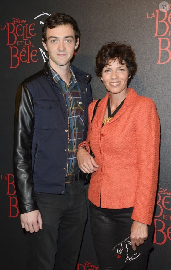 Elisabeth Bourgine avec son fils Jules à la générale de la comédie musicale "La Belle et la Bête" au Théâtre Mogador à Paris, le 24 octobre 2013.