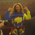 Beyoncé Knowles, enthousiaste à quelques minutes d'effectuer son sky jump du haut de la Sky Tower à Auckland.