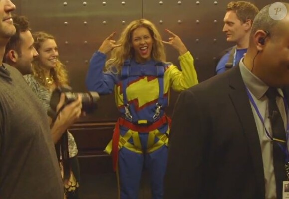 Beyoncé Knowles, enthousiaste à quelques minutes d'effectuer son sky jump du haut de la Sky Tower à Auckland.