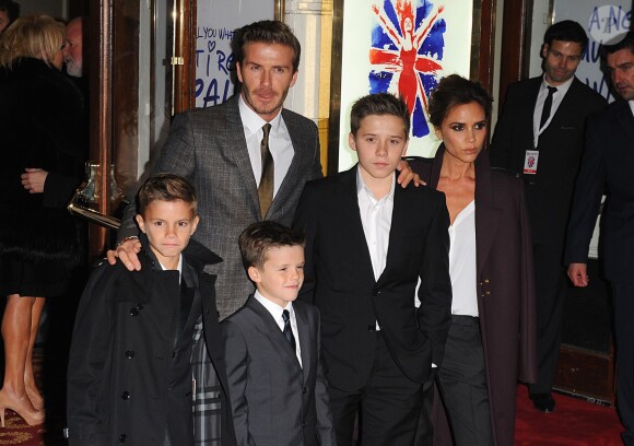 David et Victoria Beckham avec leurs trois enfants à Londres le 11 décembre 2012.