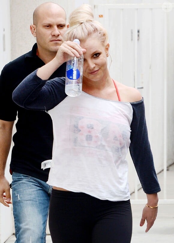 Britney Spears quitte son cours de danse à Santa Monica, le samedi 26 octobre 2013.