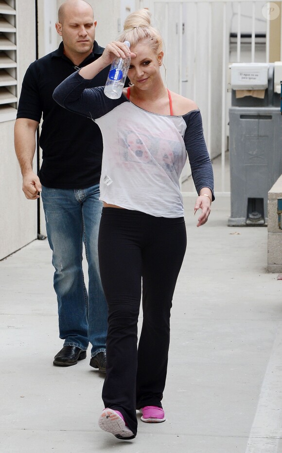 Britney Spears quitte son cours de danse à Santa Monica, le samedi 26 octobre 2013.