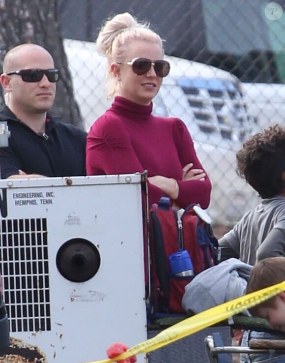 Britney Spears assiste à un match de football de leurs enfants à Los Angeles, le samedi 26 octobre 2013.
