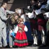 Letizia et Felipe d'Espagne rencontre des enfants en tenue traditionnelle à Teverga, en province des Asturies, pour la remise du Prix 2013 du Village Exemplaire, le 26 octobre 2013.