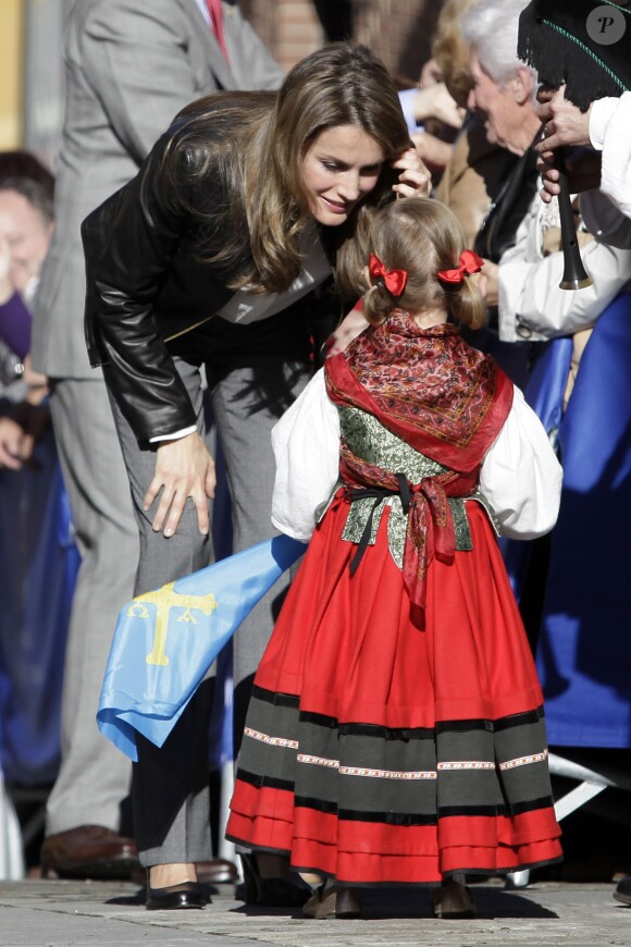 Letizia et Felipe d'Espagne rencontre des enfants en tenue traditionnelle à Teverga, en province des Asturies, pour la remise du Prix 2013 du Village Exemplaire, le 26 octobre 2013.