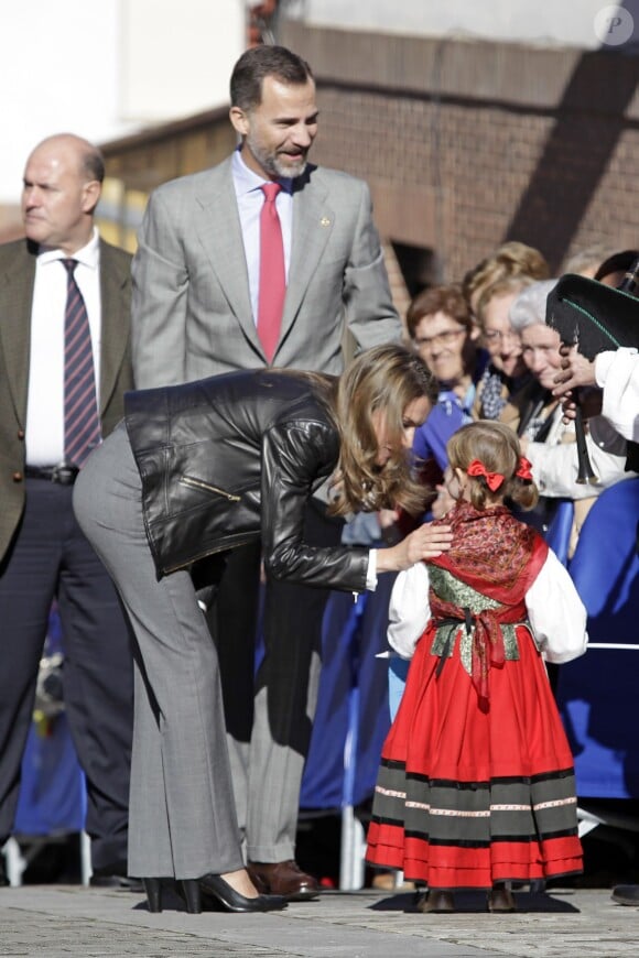 Letizia et Felipe d'Espagne rencontre des enfants en tenue traditionnelle à Teverga, en province des Asturies, pour la remise du Prix 2013 du Village Exemplaire, le 26 octobre 2013.