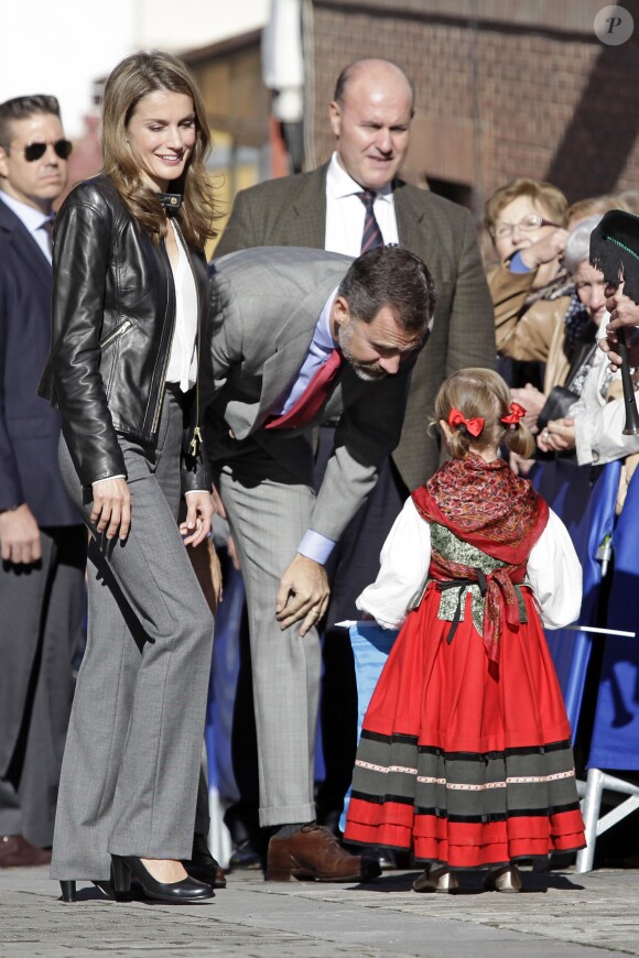 Letizia et Felipe d'Espagne rencontre des enfants en tenue traditionnelle à Teverga, en province des Asturies, pour la remise du Prix 2013 du Village Exemplaire, le 26 octobre 2013.