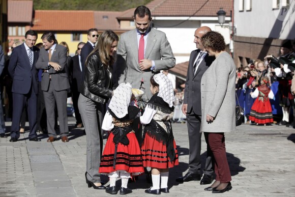 Letizia et Felipe d'Espagne rencontre des enfants en tenue traditionnelle à Teverga, en province des Asturies, pour la remise du Prix 2013 du Village Exemplaire, le 26 octobre 2013.