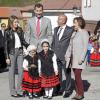 Letizia et Felipe d'Espagne rencontre des enfants en tenue traditionnelle à Teverga, en province des Asturies, pour la remise du Prix 2013 du Village Exemplaire, le 26 octobre 2013.