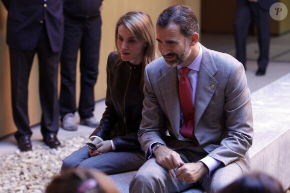 Letizia et Felipe d'Espagne, captivés lors de leur visite d'un site préhistorique avec des enfants, à Teverga, en province des Asturies, pour la remise du Prix 2013 du Village Exemplaire, le 26 octobre 2013.