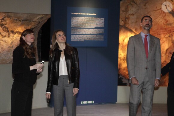 Letizia et Felipe d'Espagne visitant un site préhistorique à Teverga, en province des Asturies, pour la remise du Prix 2013 du Village Exemplaire, le 26 octobre 2013.