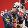 Sebastian Vettel prend une douche au champagne lors de sa victoire au Grand Prix d'Inde qui lui garanti un quatrième titre de champion du monde des pilotes de suite, le 27 octobre 2013 à Greater Noida, New Delhi le 27 octobre 2013