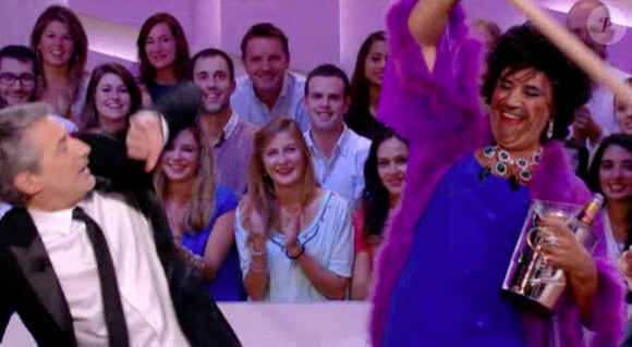 Les retrouvailles déjantées d'Antoine de Caunes et José Garcia au "Grand Journal" le 24 octobre 2013.