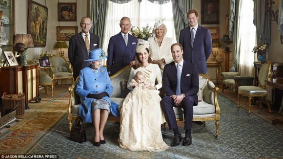 Le prince Harry dans l'un des portraits officiels du baptême du prince George de Cambridge le 23 octobre 2013