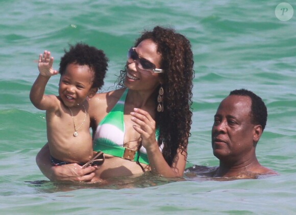 Conrad Murray avec Nicole Alvarez et leur fils Che Giovanni, le 31 juillet 2010.