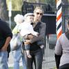 Elizabeth Berkley avec son mari Greg Lauren et leur fils Sky chez Mr. Bones Pumpkin Patch à West Hollywood, Los Angeles, le 27 octobre 2013.