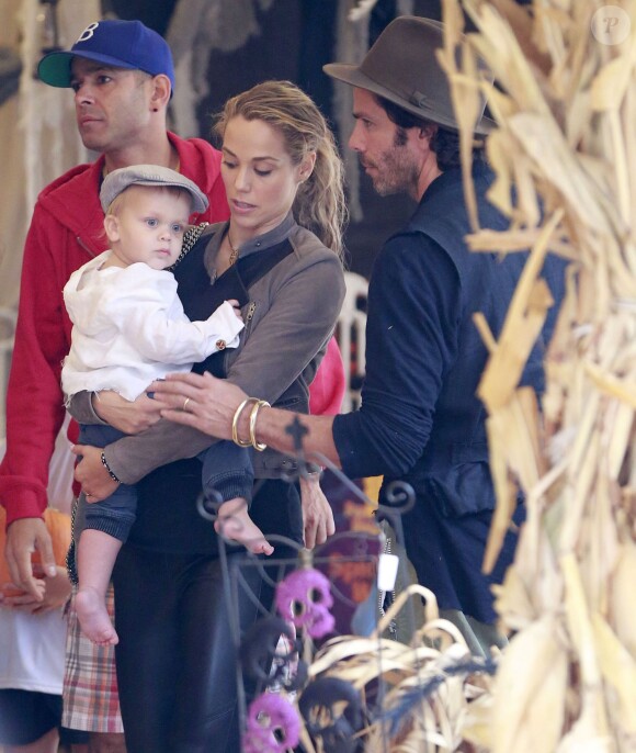 Elizabeth Berkley avec son époux Greg Lauren et leur fils Sky chez Mr. Bones Pumpkin Patch à West Hollywood, Los Angeles, le 27 octobre 2013.