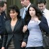 Anne Sinclair et Camille Strauss-Kahn, fille de Brigitte Guillemette et Dominique Strauss-Kahn, sortant du tribunal de Manhattan au plus fort de la crise. À New York, le 19 mai 2011.