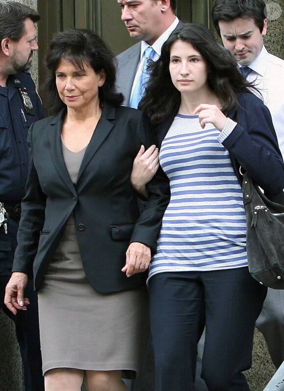 Anne Sinclair et Camille Strauss-Kahn, fille de Brigitte Guillemette et Dominique Strauss-Kahn, sortant du tribunal de Manhattan au plus fort de la crise. À New York, le 19 mai 2011.