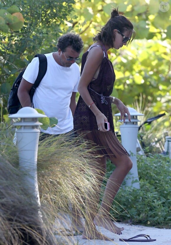 Journée bronzette pour Arnaud Lagardère et sa femme Jade Foret, enceinte de son deuxième enfant, qui se prélassent sur une plage à Miami le 31 octobre 2013.