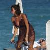 Arnaud Lagardère et sa femme Jade Foret, enceinte de son deuxième enfant sur une plage à Miami le 31 octobre 2013.