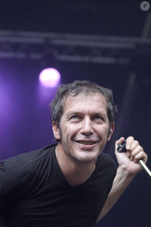 Christophe Miossec sur scène en Belgique, le 24 juillet 2004.