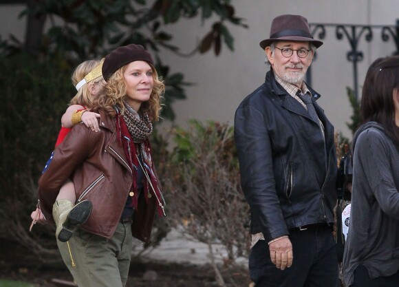 Steven Spielberg et Kate Capshaw font la chasse aux bonbons en famille pour Halloween à Brentwood le 31 octobre 2013.